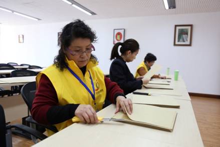 33.志愿者在制作盲文杂志《辽宁视障者之窗》.jpg