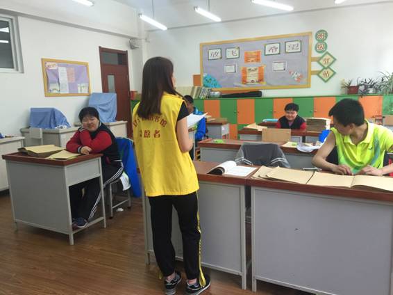 2017年5月3日沈阳工业大学志愿者和盲校五年级的孩子们共同分享五一劳动节的趣事