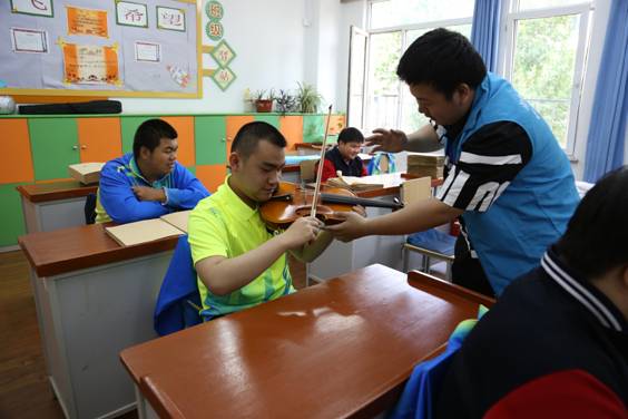 2017年5月10日沈阳工业大学志愿者在盲校五年级与孩子们展开才艺大比拼