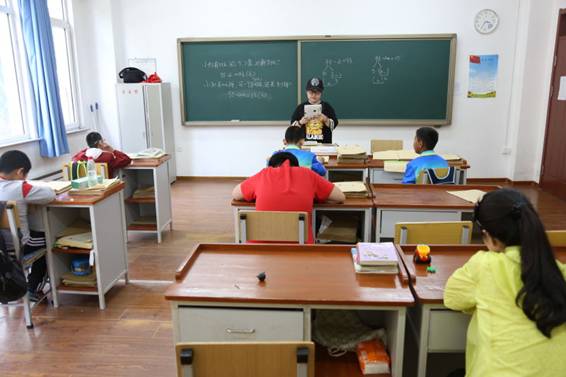 2017年5月24日省图党支部老师在盲校一年级为孩子们讲析电影