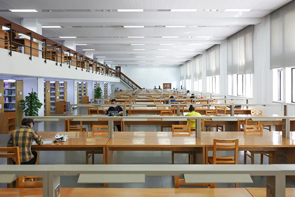 5月12日,国家图书馆恢复开馆,图为到馆阅读的读者.jpg