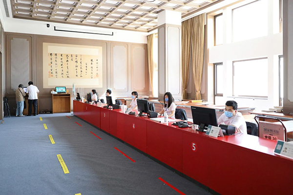 国图工作人员在岗位值守.jpg