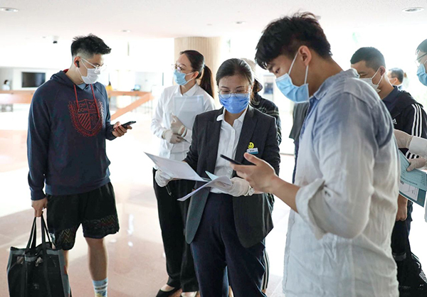 国图工作人员在为读者验证.jpg
