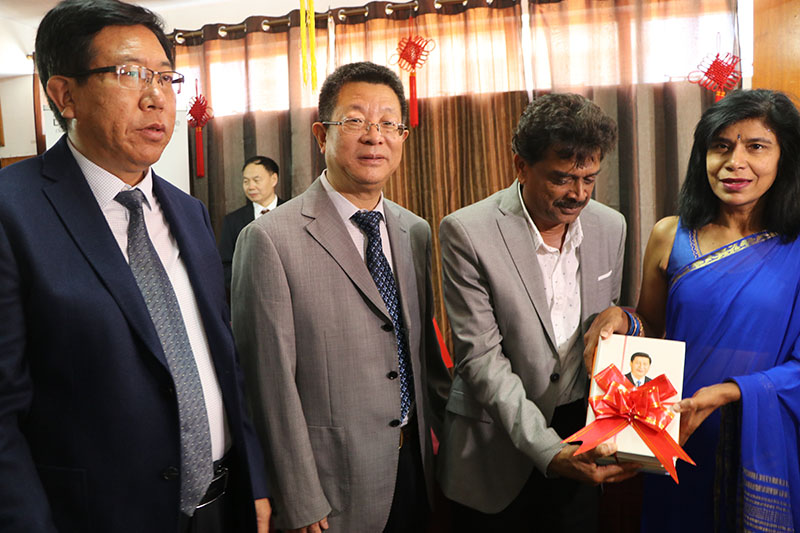 辽宁省图书馆副馆长杜希林向毛方赠送书籍.JPG
