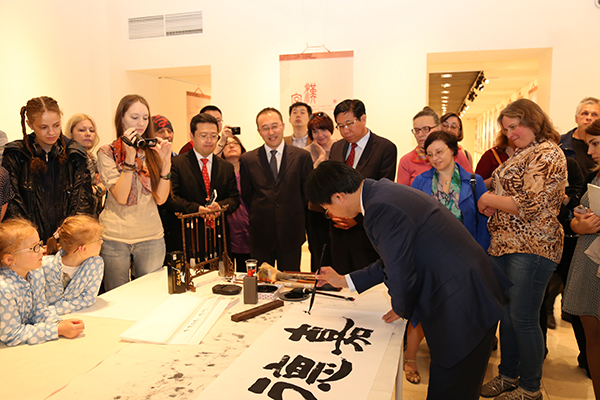 汉字书法现场演示.jpg